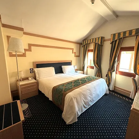 فوسكاري بالاس 4*
