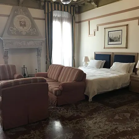 فوسكاري بالاس فندق 4*
